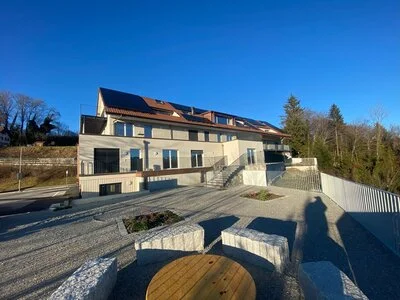 Installation photovoltaïque moderne sur le toit d'une résidence suisse conçue par Impulse Sàrl, ingénieurs électriciens