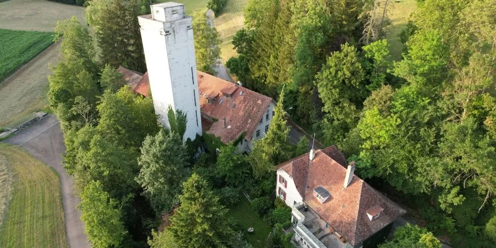 Vue aérienne par drone du Moulin de Kerzers et sa tour silo de 38 mètres pour modélisation BIM et scan 3D par impulse.